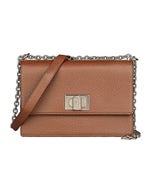 【FURLA】 1927 立體拱門LOGO牛皮搭鏈帶設計旋扣式斜背包(小/白蘭地褐)