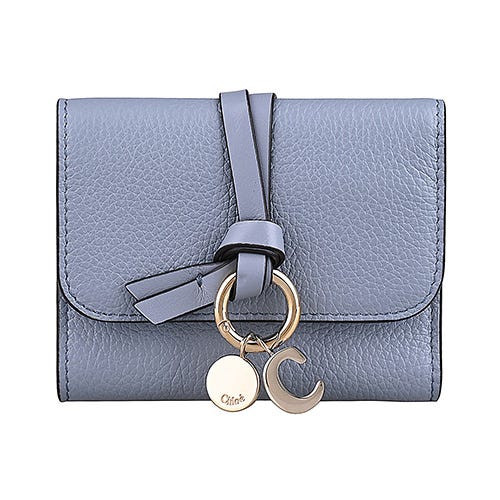【CHLOE】 ALPHABET 內壓印LOGO小牛皮搭掛飾4卡扣式三折短夾(暴風雨藍)