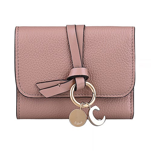 【CHLOE】 ALPHABET 內壓印LOGO小牛皮搭掛飾4卡扣式三折短夾(木玫瑰)
