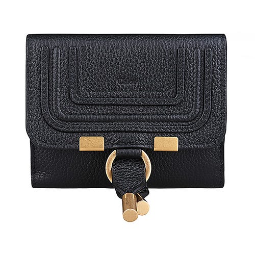 【CHLOE】 MARCIE 烙印LOGO小牛皮金屬掛飾8卡釦式短夾(黑)