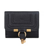 【CHLOE】 MARCIE 烙印LOGO小牛皮金屬掛飾8卡釦式短夾(黑)