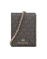 【MICHAEL KORS】Jet Set金屬LOGO牛皮拼滿版印花PVC 6卡三折按釦鏈帶短夾(深棕x橡子棕)