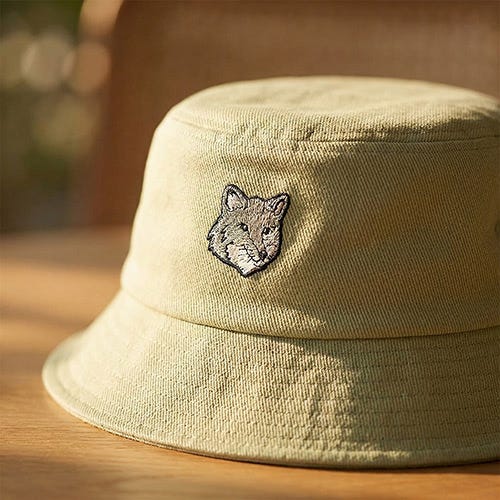 【Maison Kitsuné】純棉銀狐頭漁夫帽(淺卡其)