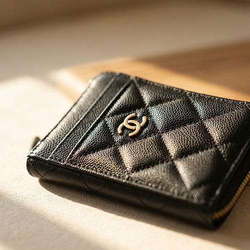 【CHANEL】菱格魚子醬牛皮拉鍊3卡夾零錢包(黑x內裡酒紅)